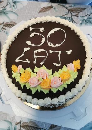 tort urodzinowy z napisem 50 lat