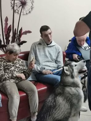 mieszkańcy z psem podczas dogoterapii