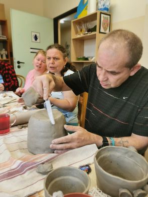 mieszkańcy podczas zajęć z ceramiki