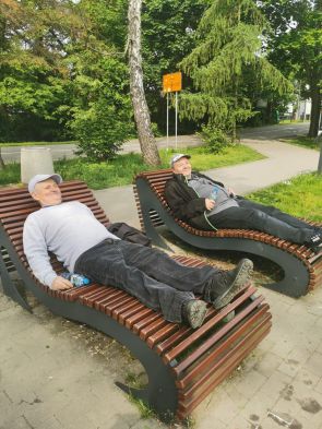dwaj mieszkańcy odpoczywają na ławkach