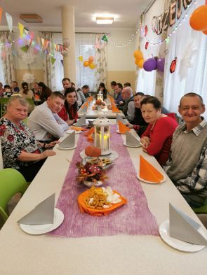 mieszkańcy podczas przyjęcia andrzejkowego
