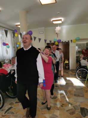 mieszkańcy podczas zabawy karnawałowej