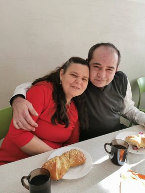 para mieszkańców pozuje do zdjęcia podczas przyjęcia 