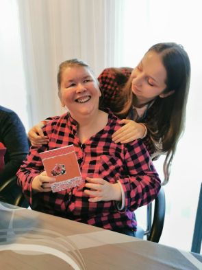 mieszkanka z terapeutką podczas odczytywania walentynki