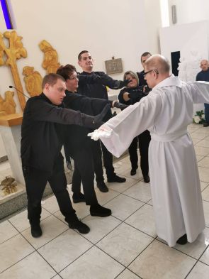 grupa teatralna podczas występu w kaplicy domu