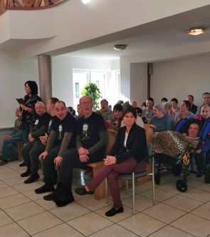 zebrani widzowie - mieszkańcy domu i personel