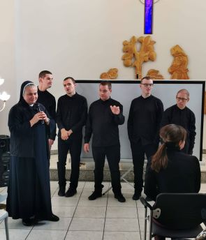 grupa teatralna przedstawiana przez siostrę dyrektor