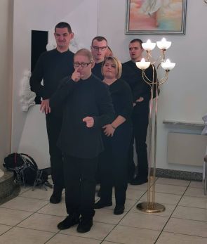 grupa teatralna podczas wystepu