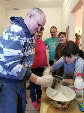 mieszkańcy przygotowują ciastka