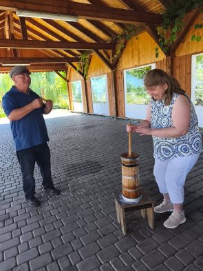 pokaz dawnych czynności w skansenie