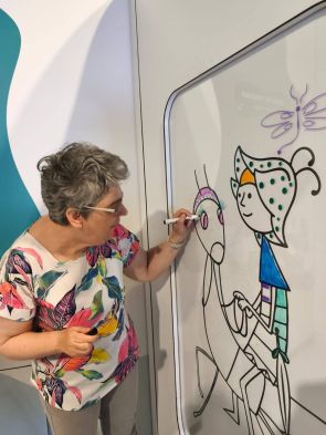 mieszkanka podczas zwiedzania studio