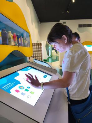 mieszkanaka podczas zwiedzania studio