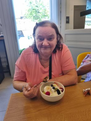 uczestniczka wycieczki w cukierni