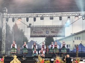 zespół regionalny podczas występu na scenie