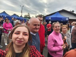 mieszkańcy z terapeutką podczas imprezy dożynkowej