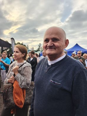 mieszkaniec z terapeutką podczas imprezy dożynkowej