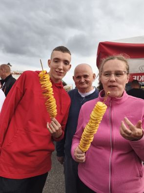 mieszkańcy podczas imprezy dożynkowej 