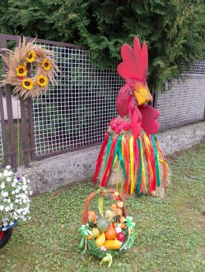 fragment dekoracji dożynkowej przed domem