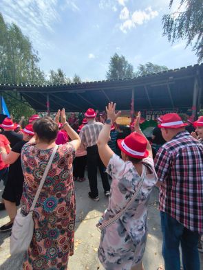 mieszkańcy podczas zabawy na koncercie