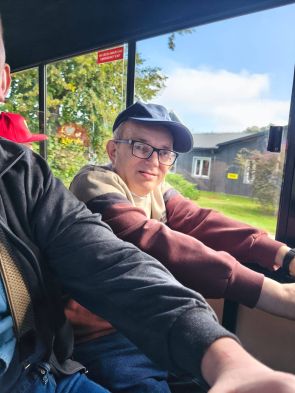 mieszkańcy w wagoniku ciuchci podczas wycieczki