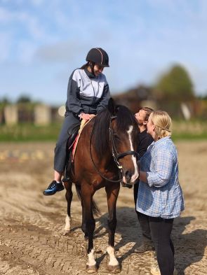 mieszkanka podczas przejażdżki konnej z asystą