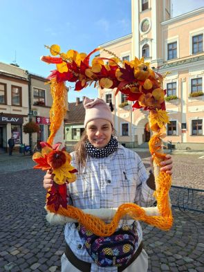 mieszkanka pozująca do zdjęcia w ozdobnej ramce