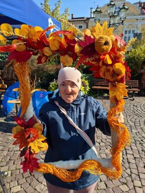 mieszkanka pozująca do zdjęcia w ozdobnej ramce