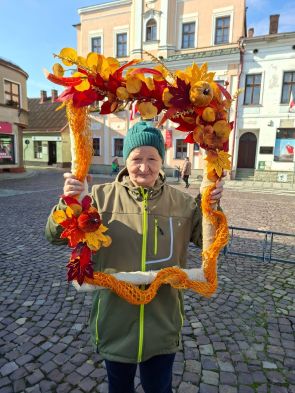 mieszkanka pozująca do zdjęcia w ozdobnej ramce