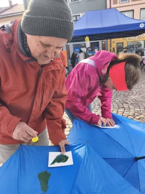 uczestnicy imprezy ozdabiają parasole