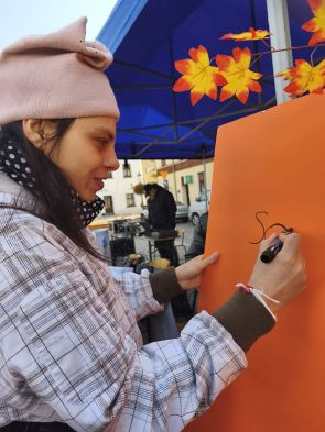 mieszkanka podczas rysowania na rynku