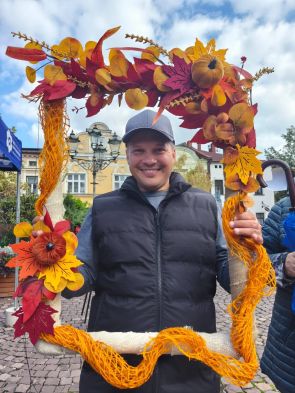 mieszkaniec pozujący do zdjęcia w ozdobnej ramce