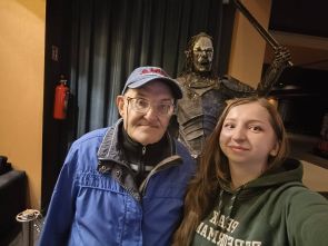 mieszkaniec z terapeutką pozują do zdjęcia