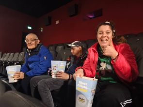 mieszkańcy w sali kinowej