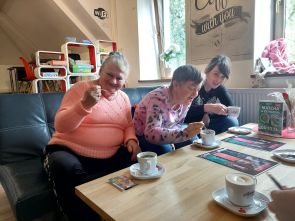 grupa mieszkańców w kawiarni po seansie kinowym