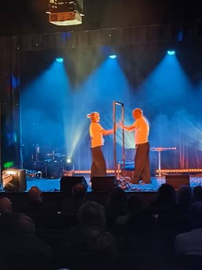 grupa teatralna na scenie