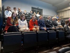 mieszkańcy na widowni