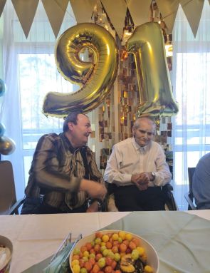 solenizant z kolega podczas przyjęcią urodzinowego