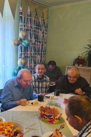 goście przyjęcia urodzinowego