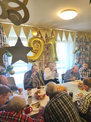 solenizant z gośćmi przyjęcia pod liczną 91