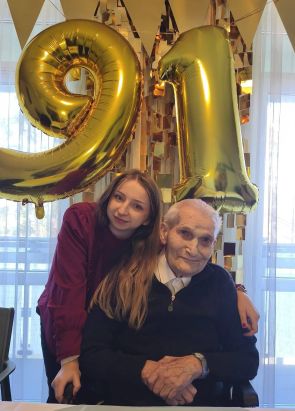 solenizant z terapeutką pozują do zdjęcia