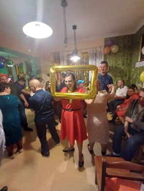 uczestnicy zabawy w DPS 