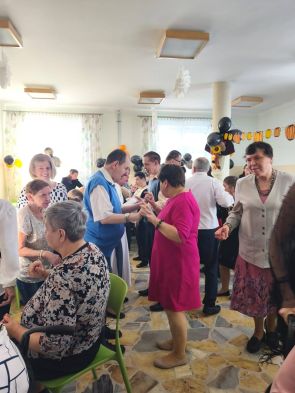 mieszkańcy podczas zabawy tanecznej na jadalni