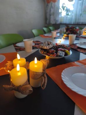 zapalone świece i wystrój andrzejkowy