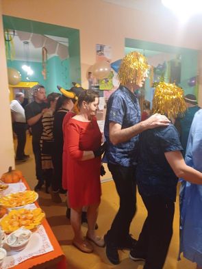 uczestnicy zabawy w DPS