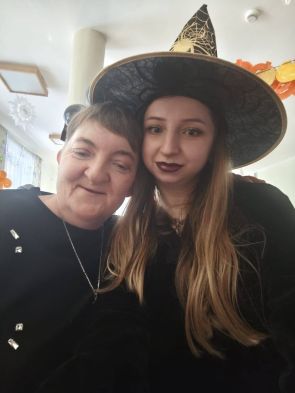 terapeutka wraz z mieszkanką podczas zabawy andrzejkowej