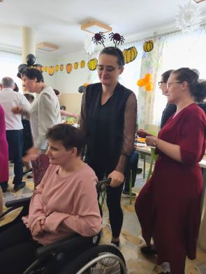 terapeutka wraz z mieszkankami podczas zabawy andrzejkowej