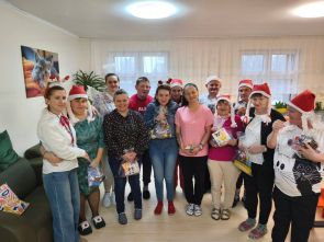 grupa mieszkaców podczas spotkania z mikołajami