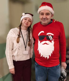 mieszkaniez pozuje do zdjęcia z mikołajką