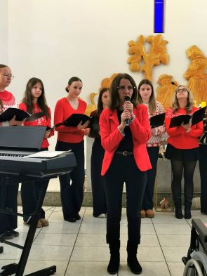 młodzież wraz z nauczycielką podczas występu