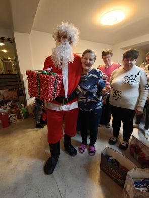 mikołaj pozuje do zdjęcia z podopiecznymi